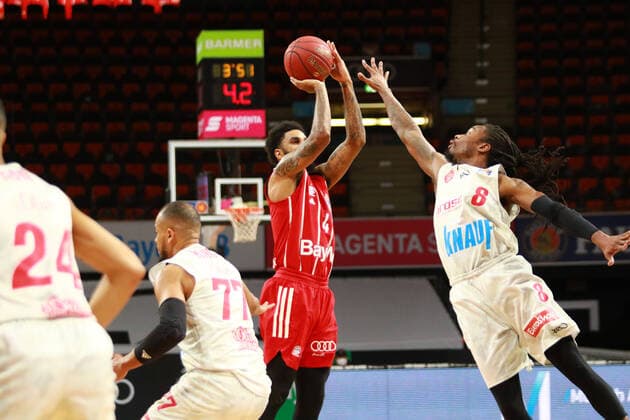 D J Seeley FCBB red, vs 8 Robert Lowery 77 and 77 Alex King Würzburg basketball, 1 Bundesliga, BBL, FC Bayern Munich, s Oliver Würzburg at Audi Dome, 28 02 2021 PHOTO Mladen Lackovic LakoPress