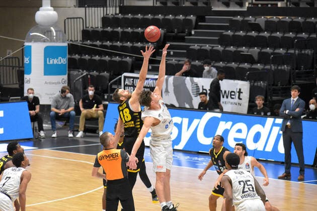 Basketball I Mens I 2020 2021 Season I easyCredit Bundesliga I 21 Matchday I Hamburg Towers MHP RIESEN Ludwigsburg I 28 02 2021 Tip Off between Jonas Wohlfarth Bottermann 18, Ludwigsburg and Maik Kotsar 11, Towers Hamburg edel optics de Arena, Kurt Emmer Hamburg Germany. Copyright: xLobeca RobertoxSeidelx