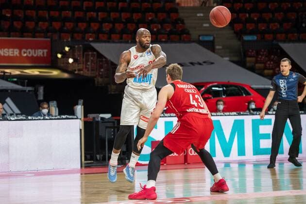 Murphy Hollowaay 31 s Oliver Wuerzburg , Leon Radosevic 43 FC Bayern , FC Bayern Basketball vs s Oliver Wuerzburg, BBL, 28 02 2021 Muenchen Bayern Germany Copyright: xkolbert-press UlrichxGamelx