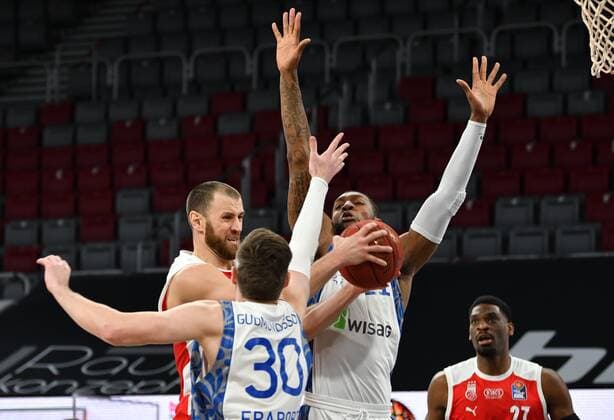 BAMBERG 28 02 2021 Basketball easycredit 1 Basketball Bundesliga 21 matchday Brose Bamberg vs Fraport Skyliners Frankfurt Alex Ruoff 7, Brose Bamberg moves to the basket against Jon Axel Gudmundsson 30, Skyliners Frankfurt and Kamari Murphy 21, Skyliners Frankfurt photo Hans Martin Issler isslerimages Brose Bamberg vs Fraport Skyliners Frankfurt