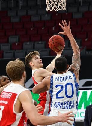 BAMBERG 28 02 2021 basketball easycredit 1 basketball Bundesliga 21 matchday Brose Bamberg vs Fraport Skyliners Frankfurt Bennet Hundt 33, Brose Bamberg throws against Rasheed Moore 20, Skyliners Frankfurt photo Hans Martin Issler isslerimages Brose Bamberg vs Fraport Skyliners Frankfurt