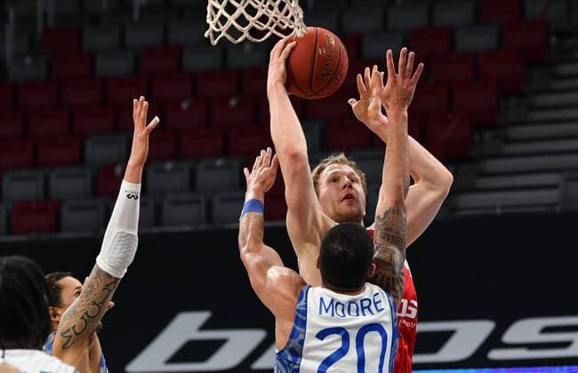 BAMBERG 28 02 2021 basketball easycredit 1 basketball Bundesliga 21 matchday Brose Bamberg vs Fraport Skyliners Frankfurt Christian Sengfelder 43, Brose Bamberg throws against Rasheed Moore 20, Skyliners Frankfurt photo Hans Martin Issler isslerimages Brose Bamberg vs Fraport Skyliners Frankfurt