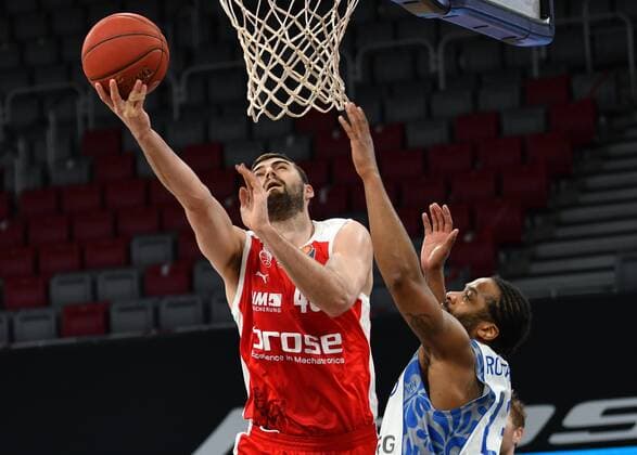 BAMBERG 28 02 2021 basketball easycredit 1 basketball Bundesliga 21 matchday Brose Bamberg vs Fraport Skyliners Frankfurt David Kravish 45, Brose Bamberg throws against Quantez Robertson 23, Skyliners Frankfurt photo Hans Martin Issler isslerimages Brose Bamberg vs Fraport Skyliners Frankfurt
