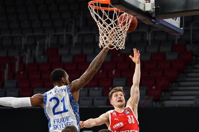 BAMBERG 28 02 2021 basketball easycredit 1 basketball Bundesliga 21 matchday Brose Bamberg vs Fraport Skyliners Frankfurt Bennet Hundt 33, Brose Bamberg throws against Kamari Murphy 21, Skyliners Frankfurt photo Hans Martin Issler isslerimages Brose Bamberg vs Fraport Skyliners Frankfurt