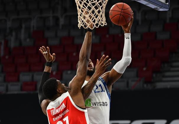 BAMBERG 28 02 2021 basketball easycredit 1 basketball Bundesliga 21 matchday Brose Bamberg vs Fraport Skyliners Frankfurt Kamari Murphy 21, Skyliners Frankfurt throws against Shevon Thompson 27, Brose Bamberg photo Hans Martin Issler isslerimages Brose Bamberg vs Fraport Skyliners Frankfurt