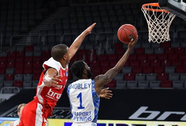 BAMBERG 28 02 2021 Basketball easycredit 1 Basketball Bundesliga 21 matchday Brose Bamberg vs Fraport Skyliners Frankfurt Matt Mobley 1, Skyliners Frankfurt with a basket shot against Devon Hall 22, Brose Bamberg photo Hans Martin Issler isslerimages Brose Bamberg vs Fraport Skyliners Frankfurt