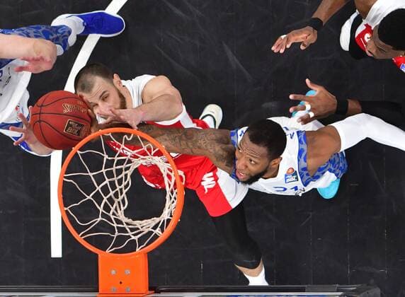 BAMBERG 28 02 2021 basketball easycredit 1 basketball Bundesliga 21 matchday Brose Bamberg vs Fraport Skyliners Frankfurt Kamari Murphy 21, Skyliners Frankfurt blocks throw by Alex Ruoff 7, Brose Bamberg photo Hans Martin Issler isslerimages Brose Bamberg vs Fraport Skyliners Frankfurt