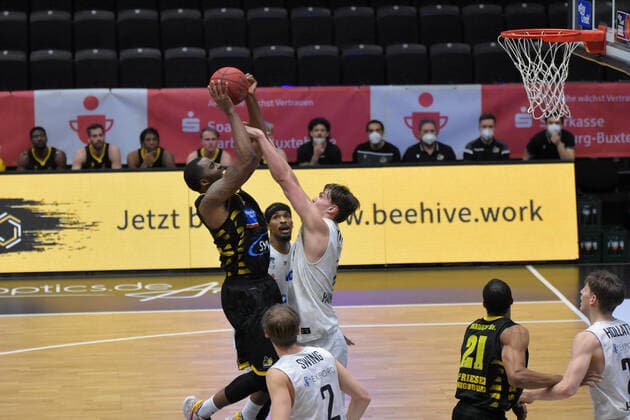 Basketball I Mens I 2020 2021 Season I easyCredit Bundesliga I 21 Matchday I Hamburg Towers MHP RIESEN Ludwigsburg I 28 02 2021 Jamel McLean 99, Ludwigsburg and Maik Kotsar 11, Towers Hamburg edel optics de Arena, Kurt Emmer Hamburg Germany. Copyright: xLobeca RobertoxSeidelx