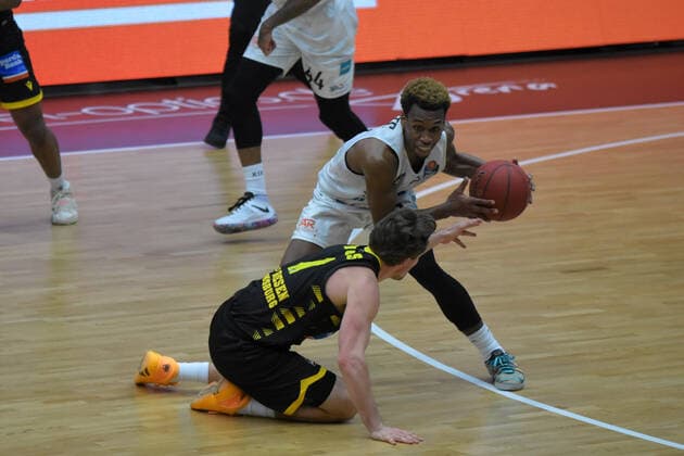 Basketball I Mens I 2020 2021 Season I easyCredit Bundesliga I 21 Matchday I Hamburg Towers MHP RIESEN Ludwigsburg I 28 02 2021 TJ Shorts 0, Towers snatches Jordan Hulls 1, Ludwigsburg the free ball away Hamburg edel optics de Arena, Kurt Emmer Hamburg Germany. Copyright: xLobeca RobertoxSeidelx