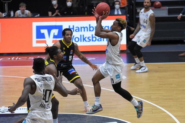 Basketball I Mens I 2020 2021 season I easyCredit Bundesliga I 21 matchday I Hamburg Towers MHP RIESEN Ludwigsburg I 28 02 2021 TJ Shorts 0, Towers with the basket shot, in the background Barry Brown Jr 5, Ludwigsburg Hamburg edel optics de Arena, Kurt Emmer Hamburg Germany. Copyright: xLobeca RobertoxSeidelx