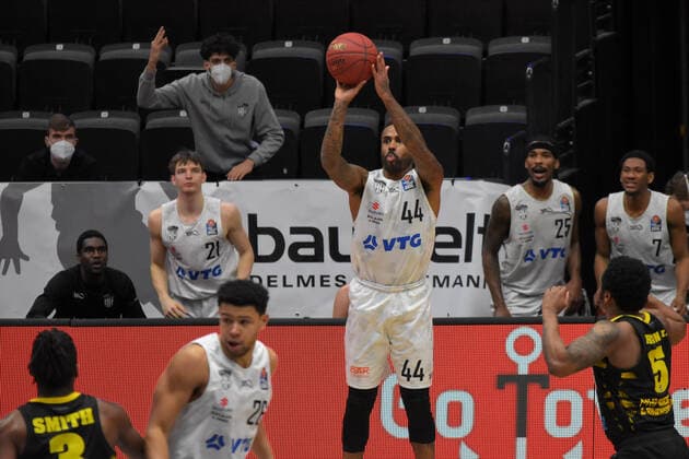 Basketball I Mens I 2020 2021 season I easyCredit Bundesliga I 21 matchday I Hamburg Towers MHP RIESEN Ludwigsburg I 28 02 2021 distance throw by Bryce Taylor 44, Towers Hamburg edel optics de Arena, Kurt Emmer Hamburg Germany. Copyright: xLobeca RobertoxSeidelx