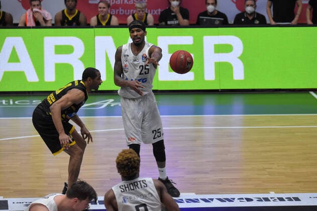 Basketball I Mens I 2020 2021 Season I easyCredit Bundesliga I 21 Matchday I Hamburg Towers MHP RIESEN Ludwigsburg I 28 02 2021 Terry Allen 25, Towers matches TJ Shorts 0, Towers Hamburg edel optics de Arena, Kurt Emmer Hamburg Germany. Copyright: xLobeca RobertoxSeidelx