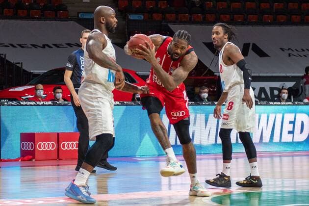 Murphy Hollowaay 31 (s.Oliver Wuerzburg), Jalen Reynolds 8 (FC Bayern), Robert Lowery 8 (s.Oliver Wuerzburg), FC Bayern Basketball vs. s.Oliver Wuerzburg, BBL, 28.02.2021 Muenchen Bayern Deutschland Copyright: xkolbert-press UlrichxGamelx