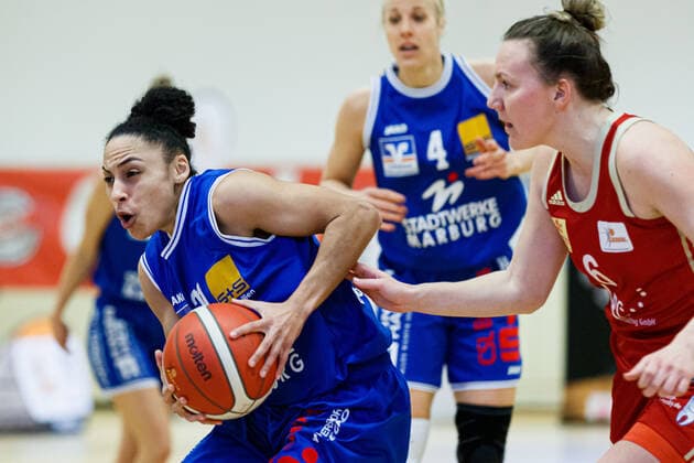 Hannover, Germany 28 February 2021 1 BBL Women 2020 2021 TK Hannover vs BC Pharmaserv Marburg v li in duel Rachel Arthur Marburg and Finja Schaake Hannover Sporthalle Birkenstraße Niedersachsen Copyright: xFotostandx xxMattheyx