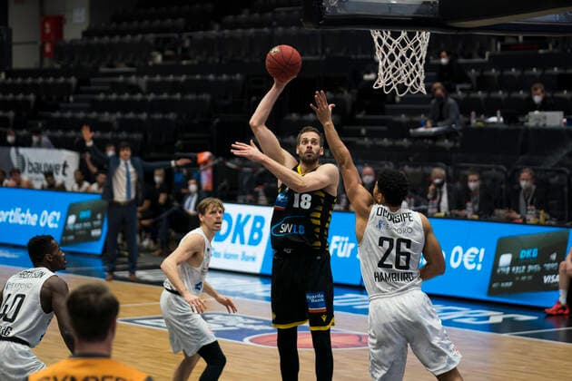 easyCredit Basketball Bundesliga, Hamburg, 28 02 2021 easyCredit Basketball Bundesliga, Hamburg Towers vs MHP Riesen Ludwigsburg, 2 point shot by Jonas Wohlfarth Bottermann 18 MHP RIESEN Ludwigsburg Copyright: xBEAUTIFULxSPORTS Mohwinkelx