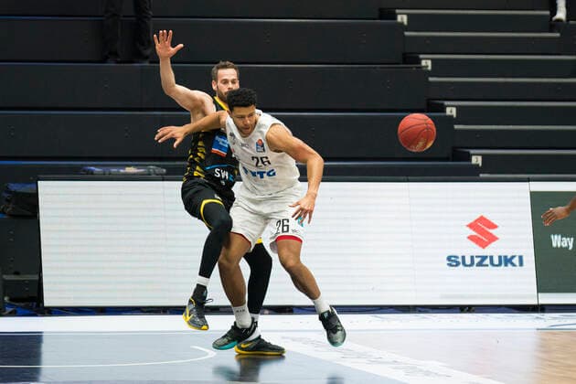 easyCredit Basketball Bundesliga, Hamburg, 28 02 2021 easyCredit Basketball Bundesliga, Hamburg Towers vs MHP Riesen Ludwigsburg, ball loss by Marvin Ogunsipe 26 Hamburg Towers vs Jonas Wohlfarth Bottermann 18 MHP RIESEN Ludwigsburg Copyright: xBEAUTIFULxSPORTS Mohwinkelx