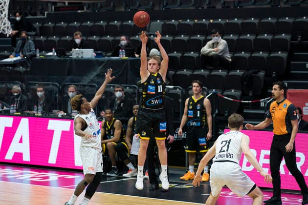 easyCredit Basketball Bundesliga, Hamburg, 28 02 2021 easyCredit Basketball Bundesliga, Hamburg Towers vs MHP Riesen Ludwigsburg, 3 point shot by Lukas Herzog 11 MHP RIESEN Ludwigsburg Copyright: xBEAUTIFULxSPORTS Mohwinkelx