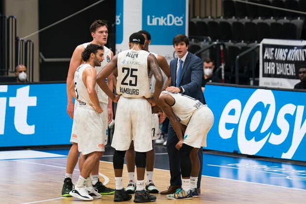 easyCredit Basketball Bundesliga, Hamburg, 28 02 2021 easyCredit Basketball Bundesliga, Hamburg Towers vs MHP Riesen Ludwigsburg, time out Pedro Calles Head Coach Hamburg Towers Copyright: xBEAUTIFULxSPORTS Mohwinkelx