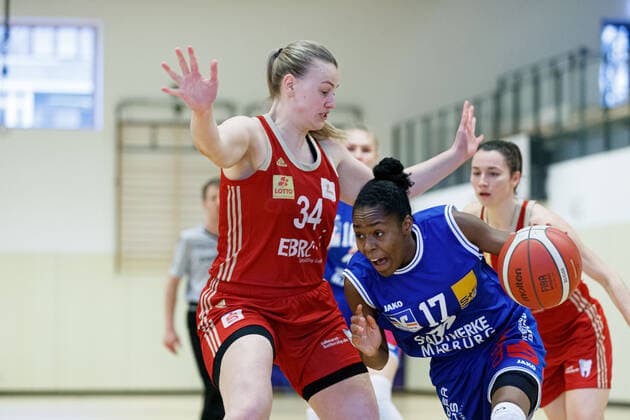 Hannover, Germany 28 February 2021 1 BBL Women 2020 2021 TK Hannover vs BC Pharmaserv Marburg v li in duel Hannah Brown Hannover and Tonisha Baker Marburg Sporthalle Birkenstraße Niedersachsen Copyright: xFotostandx xxMattheyx