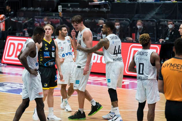 easyCredit Basketball Bundesliga, Hamburg, 28 02 2021 easyCredit Basketball Bundesliga, Hamburg Towers vs MHP Riesen Ludwigsburg, Maik Kotsar 11 Hamburg Towers unhappy after decision by referee Bryce Taylor 44 Hamburg Towers calms him down Copyright: xBEAUTIFULxSPORTS Mohwinkelx