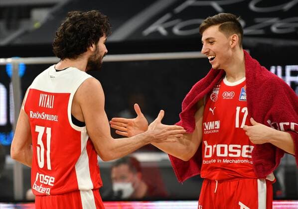 BAMBERG 28 02 2021 basketball easycredit 1 basketball Bundesliga 21 matchday Brose Bamberg vs Fraport Skyliners Frankfurt Michele Vitali 31, Brose Bamberg and Moritz Pleschner 12, Brose Bamberg high-five photo Hans Martin Issler isslerimages Brose Bamberg vs Fraport Skyliners Frankfurt