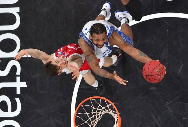 BAMBERG 28 02 2021 basketball easycredit 1 basketball Bundesliga 21 matchday Brose Bamberg vs Fraport Skyliners Frankfurt Quantez Robertson 23, Skyliners Frankfurt with a basket shot against Moritz Pleschner 12, Brose Bamberg photo Hans Martin Issler isslerimages Brose Bamberg vs Fraport Skyliners Frankfurt