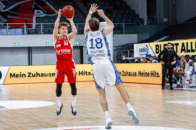 left Bennet Hundt Brose Bamberg, 33 right Joe Rahon Fraport Skyliners Frankfurt, 18 Brose Bamberg Fraport Skyliners Frankfurt easyCredit BBL Basketball Bundesliga Basketball Season 2020 21 Matchday, 28 02 2021 Bamberg, Brose Arena