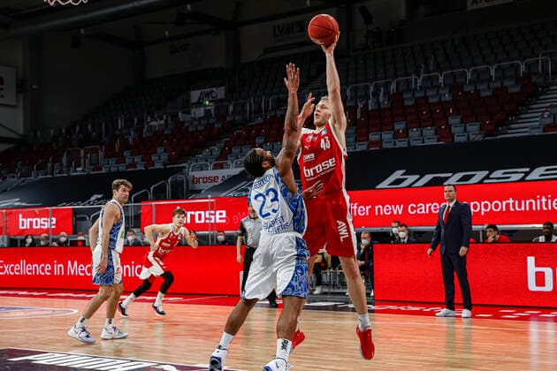 right Christian Sengfelder Brose Bamberg, 43 left Quantez Robertson Fraport Skyliners Frankfurt, 23 Brose Bamberg Fraport Skyliners Frankfurt easyCredit BBL Basketball Bundesliga Basketball Season 2020 21 Matchday, 28 02 2021 Bamberg, Brose Arena