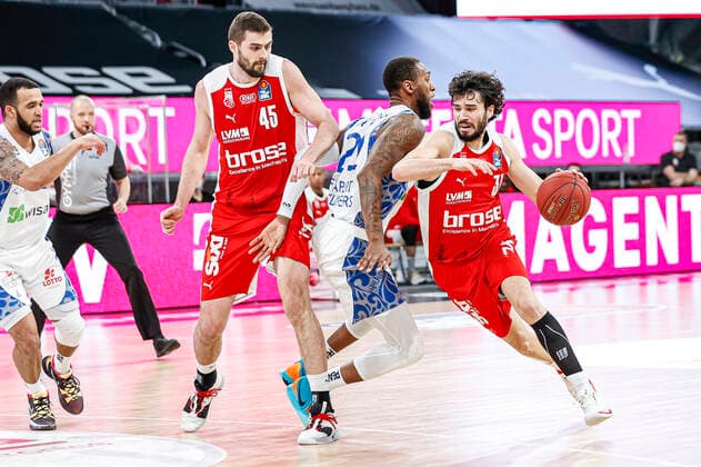 right Michele Vitali Brose Bamberg, 31 center Kanari Murphy Fraport Skyliners Frankfurt, 21 left David Kravish Brose Bamberg, 45 Brose Bamberg Fraport Skyliners Frankfurt easyCredit BBL Basketball Bundesliga Basketball Season 2020 21 Matchday, 28 02 2021 Bamberg, Brose Arena