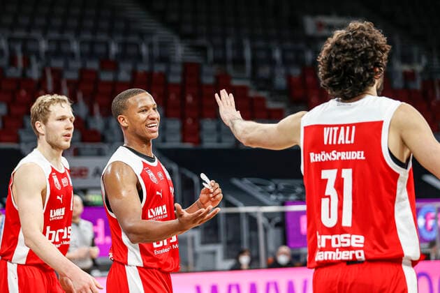 Center Devon Hall Brose Bamberg, 22 right Michele Vitali Brose Bamberg, 31 left Christian Sengfelder Brose Bamberg, 43 Brose Bamberg Fraport Skyliners Frankfurt easyCredit BBL Basketball Bundesliga Basketball Season 2020 21 Matchday, 28 02 2021 Bamberg, Brose Arena