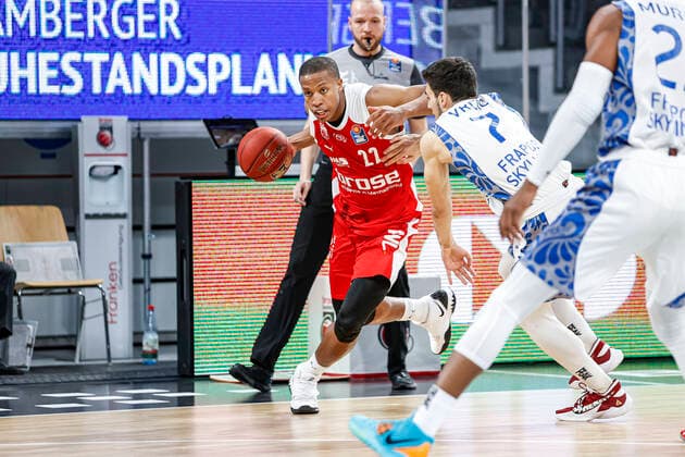 left Devon Hall Brose Bamberg, 22 right Bruno Vrcic Fraport Skyliners Frankfurt, 07 Brose Bamberg Fraport Skyliners Frankfurt easyCredit BBL Basketball Bundesliga Basketball Season 2020 21 Matchday, 28 02 2021 Bamberg, Brose Arena Copyright: DanielxLöb