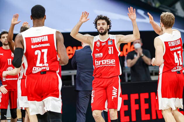 Center Michele Vitali Brose Bamberg, 31 Right Christian Sengfelder Brose Bamberg, 43 Left Shevon Thompson Brose Bamberg, 27 Brose Bamberg Fraport Skyliners Frankfurt easyCredit BBL Basketball Bundesliga Basketball Season 2020 21 Matchday, 28 02 2021 Bamberg, Brose Arena