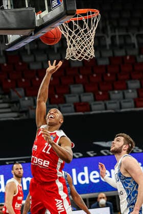 left Devon Hall Brose Bamberg, 22 right Jon Axel Gudmundsson Fraport Skyliners Frankfurt, 30 Brose Bamberg Fraport Skyliners Frankfurt easyCredit BBL Basketball Bundesliga Basketball Season 2020 21 Matchday, 28 02 2021 Bamberg, Brose Arena