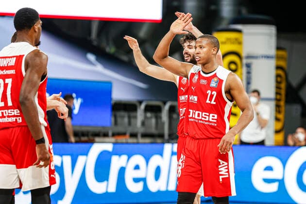 right Devon Hall Brose Bamberg, 22 center Michele Vitali Brose Bamberg, 31 Brose Bamberg Fraport Skyliners Frankfurt easyCredit BBL Basketball Bundesliga Basketball Season 2020 21 Matchday, 28 02 2021 Bamberg, Brose Arena Copyright: DanielxLöb