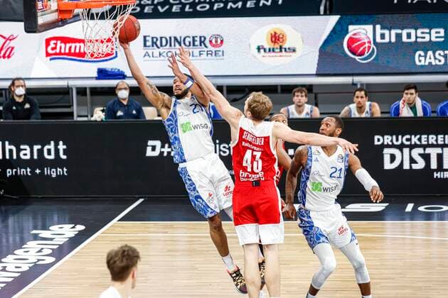 left Raheed Moore Fraport Skyliners Frankfurt, 20 center Christian Sengfelder Brose Bamberg, 43 right Kanari Murphy Fraport Skyliners Frankfurt, 21 Brose Bamberg Fraport Skyliners Frankfurt easyCredit BBL Basketball Bundesliga Basketball Season 2020 21 Matchday, 28 02 2021 Bamberg, Brose Arena Copyright: DanielxLöb