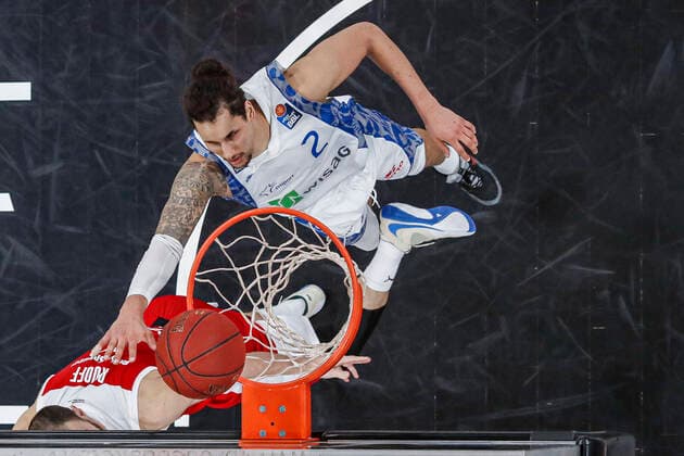 right Michael Kessens Fraport Skyliners Frankfurt, 02 left Alex Ruoff Brose Bamberg, 07 Brose Bamberg Fraport Skyliners Frankfurt easyCredit BBL Basketball Bundesliga Basketball Season 2020 21 21 Matchday, 28 02 2021 Bamberg, Brose Arena