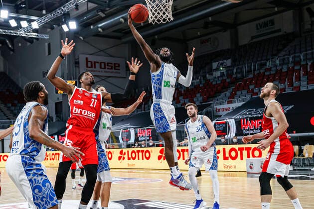 Center Matt Mobley Fraport Skyliners Frankfurt, 01 Right Jon Axel Gudmundsson Fraport Skyliners Frankfurt, 30 Left Shevon Thompson Brose Bamberg, 27 Brose Bamberg Fraport Skyliners Frankfurt easyCredit BBL Basketball Bundesliga Basketball Season 2020 21 Matchday, 28 02 2021 Bamberg, Brose Arena
