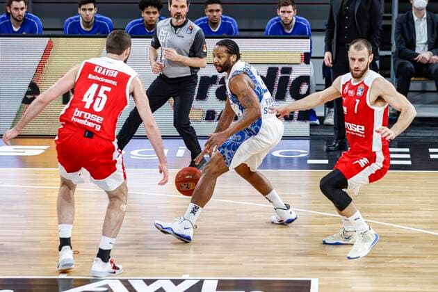 Center Quantez Robertson Fraport Skyliners Frankfurt, 23 Right Alex Ruoff Brose Bamberg, 07 Left David Kravish Brose Bamberg, 45 Brose Bamberg Fraport Skyliners Frankfurt easyCredit BBL Basketball Bundesliga Basketball Season 2020 21 Matchday, 28 02 2021 Bamberg, Brose Arena