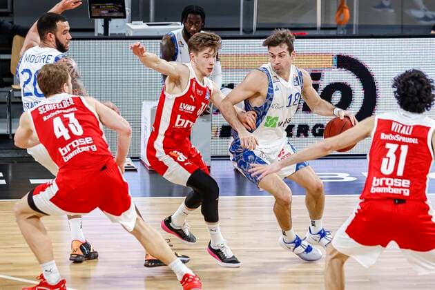 right Joe Rahon Fraport Skyliners Frankfurt, 18 left Bennet Hundt Brose Bamberg, 33 Brose Bamberg Fraport Skyliners Frankfurt easyCredit BBL Basketball Bundesliga Basketball Season 2020 21 Matchday, 28 02 2021 Bamberg, Brose Arena