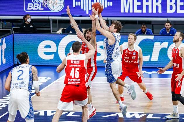 right Joe Rahon Fraport Skyliners Frankfurt, 18 left Michele Vitali Brose Bamberg, 31 Brose Bamberg Fraport Skyliners Frankfurt easyCredit BBL Basketball Bundesliga Basketball Season 2020 21 Matchday, 28 02 2021 Bamberg, Brose Arena