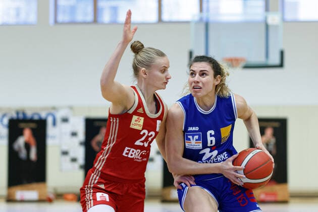 Hannover, Germany 28 February 2021 1 BBL Women 2020 2021 TK Hannover vs BC Pharmaserv Marburg v li in duel Aliaksandra Tarasava Hannover and Theresa Simon Marburg Sporthalle Birkenstraße Lower Saxony Copyright: xFotostandx xxMattheyx