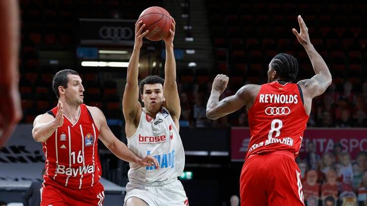 28 02 2021, Basketball, BBL 2020 2021, 21 Matchday, FC Bayern Muenchen s Oliver Wuerzburg, GER, Muenchen, Audi Dome, Picture from left Paul Zipser FC Bayern Muenchen , Tyson Ward s Oliver Wuerzburg and Jalen Reynolds FC Bayern Muenchen Copyright: HMBxMedia xHeikoxBecker