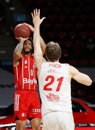 28 02 2021, Basketball, BBL 2020 2021, 21 matchday, FC Bayern Muenchen s Oliver Wuerzburg, GER, Muenchen, Audi Dome, picture from left Nick Weiler Babb FC Bayern Muenchen and Florian Koch s Oliver Wuerzburg. Copyright: HMBxMedia xHeikoxBecker