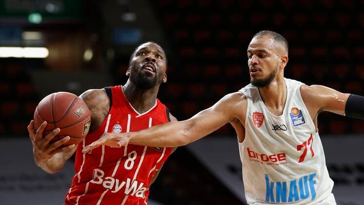 28 02 2021, Basketball, BBL 2020 2021, 21 matchday, FC Bayern Muenchen s Oliver Wuerzburg, GER, Muenchen, Audi Dome, picture from left Jalen Reynolds FC Bayern Muenchen and Alex King s Oliver Wuerzburg Copyright: HMBxMedia xHeikoxBecker