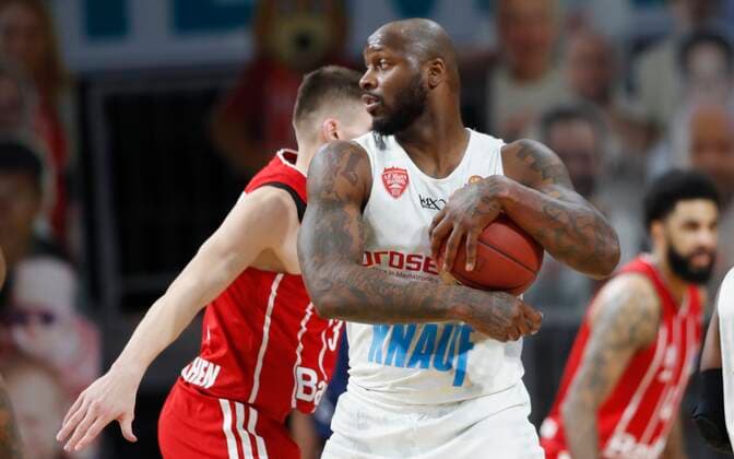 28 02 2021, Basketball, BBL 2020 2021, 21 matchday, FC Bayern Muenchen s Oliver Wuerzburg, GER, Muenchen, Audi Dome, picture from left David Kraemer FC Bayern Muenchen and Murphy Holloway s Oliver Wuerzburg Copyright: HMBxMedia xHeikoxBecker