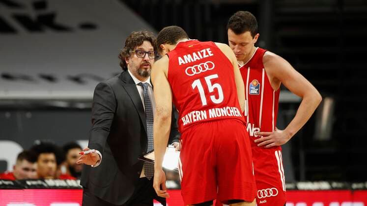 28 02 2021, Basketball, BBL 2020 2021, 21 Matchday, FC Bayern Muenchen s Oliver Wuerzburg, GER, Muenchen, Audi Dome, Picture from left Head Coach Andrea Trinchieri FC Bayern Muenchen talking to Robin Amaize FC Bayern Muenchen and Zan Mark Sisko FC Bayern Muenchen Copyright: HMBxMedia xHeikoxBecker