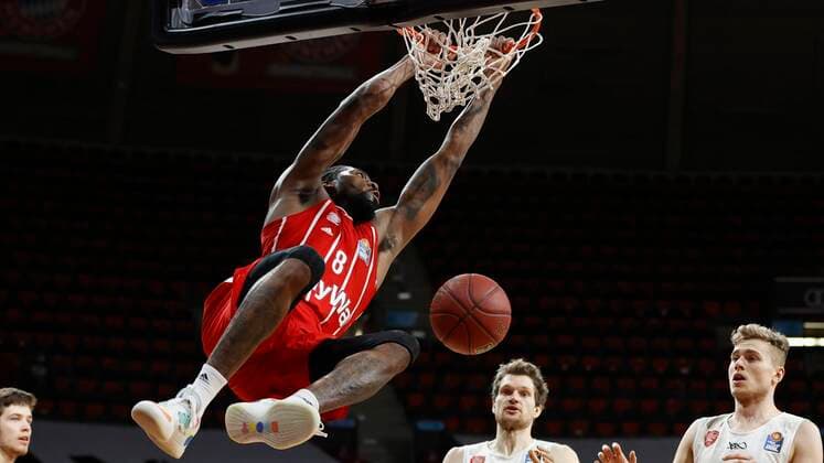 28 02 2021, Basketball, BBL 2020 2021, 21 matchday, FC Bayern Muenchen s Oliver Wuerzburg, GER, Munich, Audi Dome, picture Jalen Reynolds FC Bayern Muenchen with a dunk. Copyright: HMBxMedia xHeikoxBecker