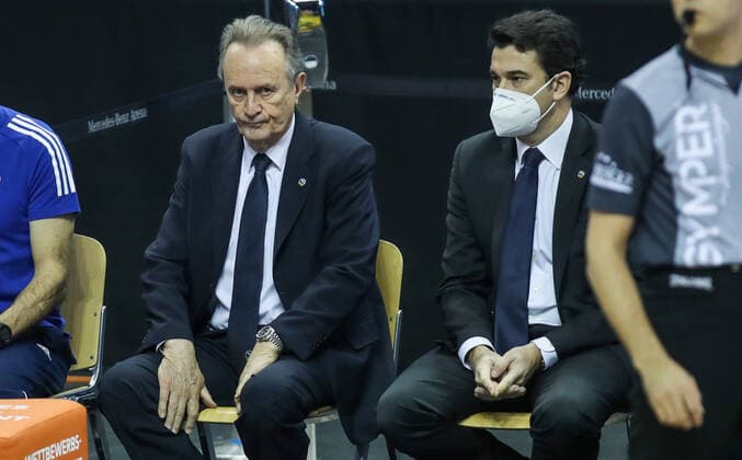 28 02 21, Berlin, Basketball, 1 Bundesliga, easyCredit BBL, Hauptrunde, 21 Spieltag, Mercedes Benz Arena ALBA Berlin HAKRO Merlins Crailsheim ALBAs Head Coach Aito Garcia Reneses l follows the game next to Co Coach Israel Gonzalez ALBA Berlin HAKRO Merlins Crailsheim