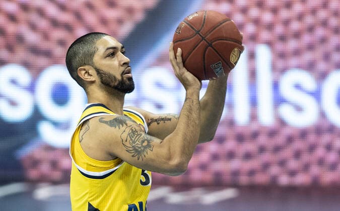 28 02 21, Berlin, Basketball, 1 Bundesliga, easyCredit BBL, Hauptrunde, 21 Spieltag, Mercedes Benz Arena ALBA Berlin HAKRO Merlins Crailsheim ALBAs Peyton Siva holds the ball ready for the free throw ALBA Berlin HAKRO Merlins Crailsheim