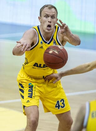 28 02 21, Berlin, Basketball, 1 Bundesliga, easyCredit BBL, Hauptrunde, 21 Spieltag, Mercedes Benz Arena ALBA Berlin HAKRO Merlins Crailsheim ALBAs Luke Sikma catches the ball ALBA Berlin HAKRO Merlins Crailsheim